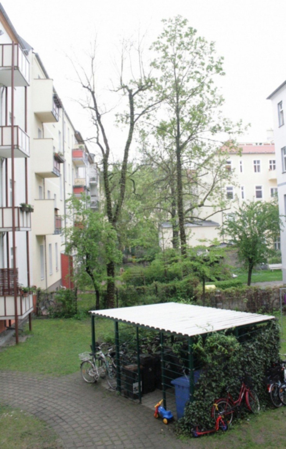 luftiger Innenhof Etagenwohnung Berlin Treptow