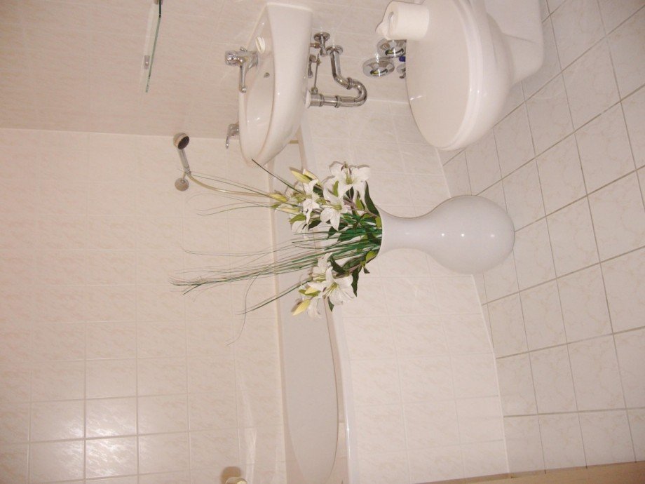 modern gefliestes Bad.jpg Etagenwohnung Berlin Lichtenberg