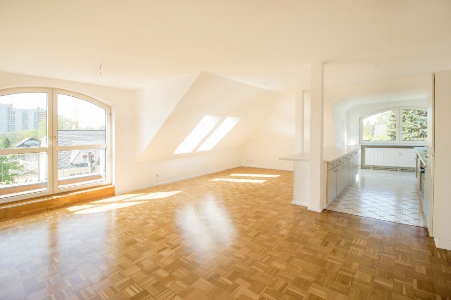 sonniges Wohnzimmer Dachgeschosswohnung Berlin