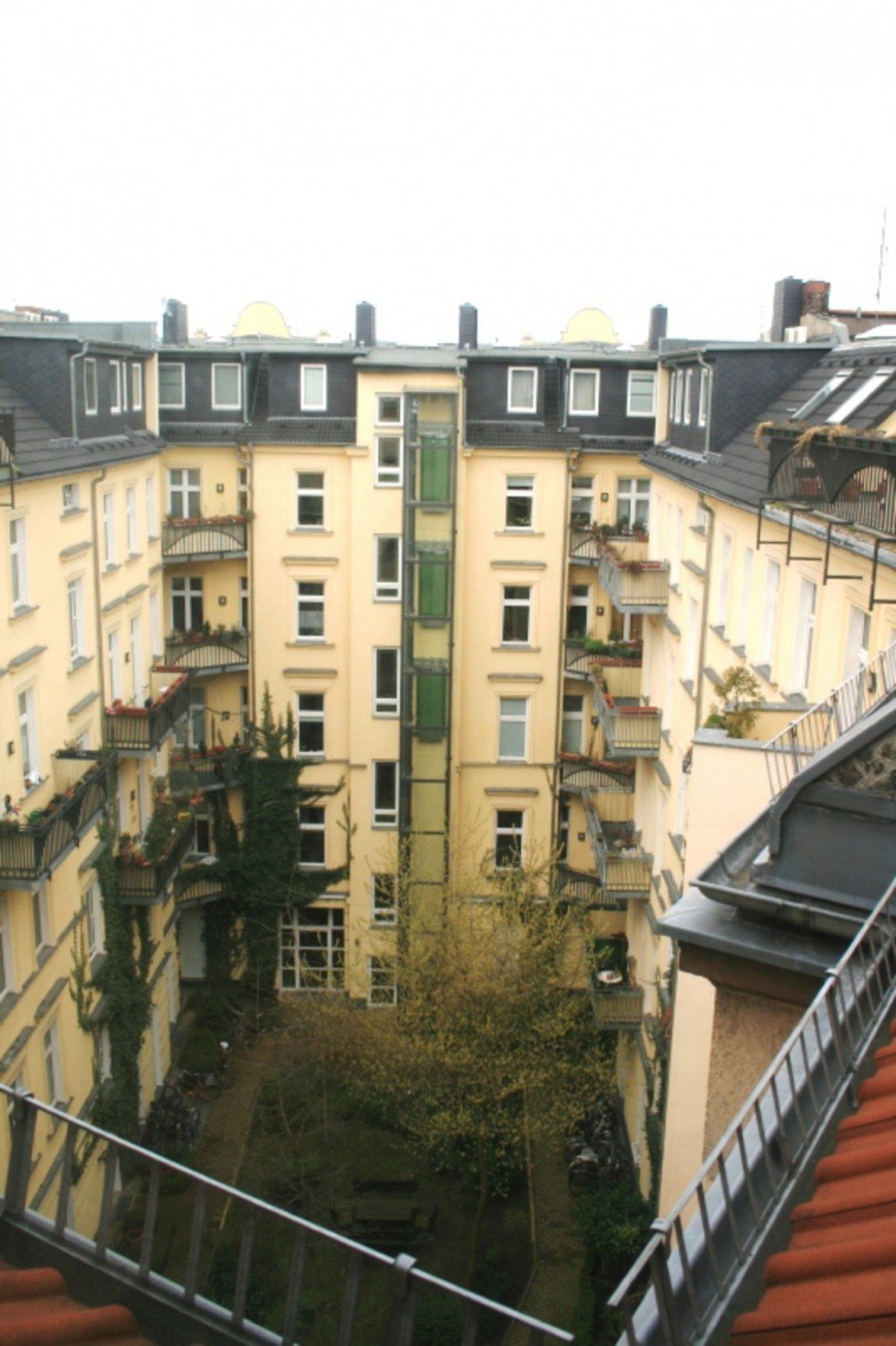 Blick hofseitig.JPG Dachgeschosswohnung Berlin Sch�neberg