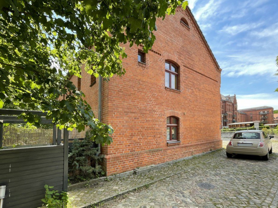 Pkw-Stellplatz zur Giebelseite Einfamilienhaus Potsdam