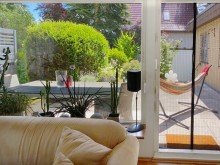 Blick auf die Terrasse oben 2 x Terrasse + 2 x Wohnen + 2 x K�che + 2 x Bad + 4 x Schlafen = �berraschend viel Platz auf 220 m�