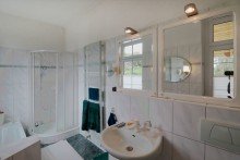Bad mit Dusche, Wanne, WC, Waschtisch L�ndlich-gro�z�gig-famili�r  **Romantisches Bauernhaus in Alleinlage mit Nebengelass**