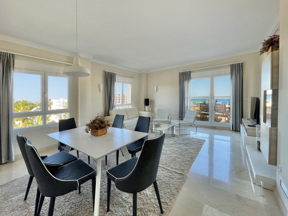 30 m� Wohnzimmer mit grandiosen Blickachsen Penthousewohnung Oliva