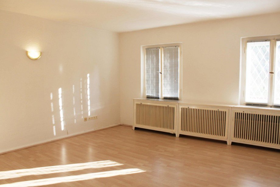 WE Gartengeschoss: Wohnzimmer Mehrfamilienhaus Berlin